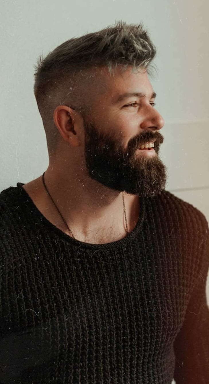 Summer-Ready Medium Beard with Low-Maintenance Appeal